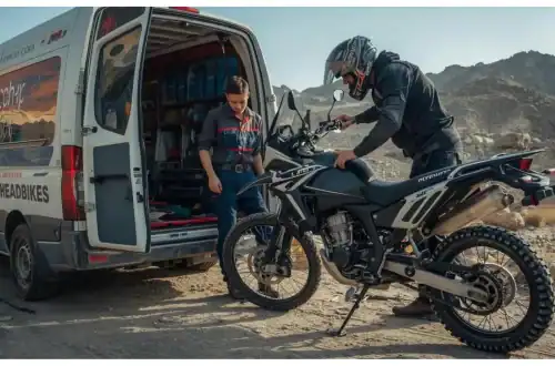 Stoneheadbikes mechanic providing Motorcycle roadside assistance (RSA) in India to a rider on a Royal Enfield Himalayan 450 along the Manali-Leh highway.